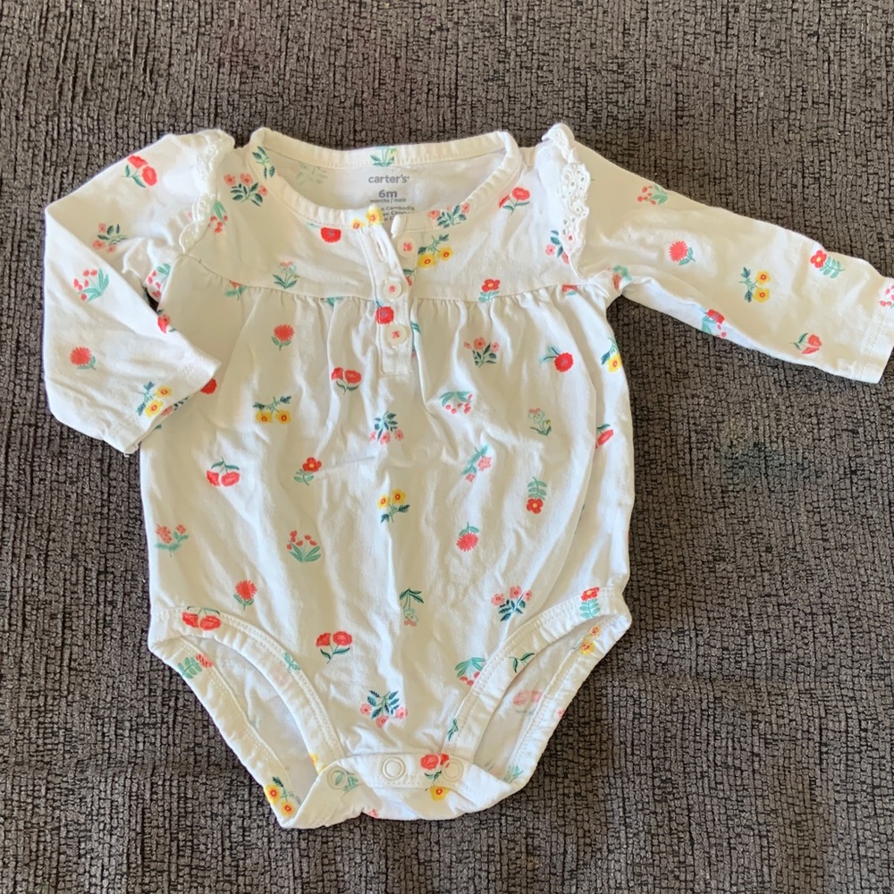 🍓3/$10 Carter's White Floral Bodysuit size 6m